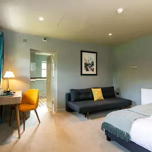 The Cowdray Arms Bed & Breakfast Worth (West Sussex)